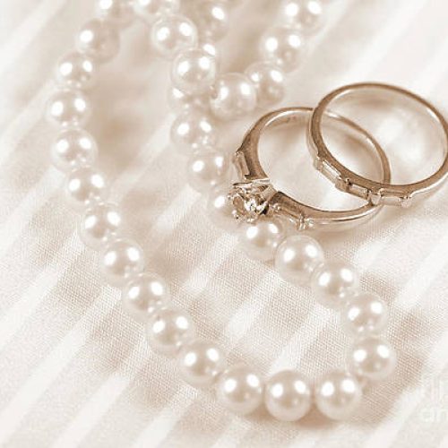 wedding-and-diamond-engagement-rings-with-pearl-necklace-milleflore-images